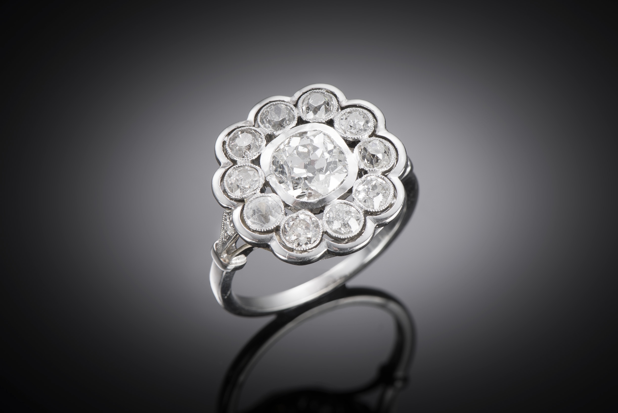 French diamond ring (2.60 carats, center 1.60 carat) circa 1930-1