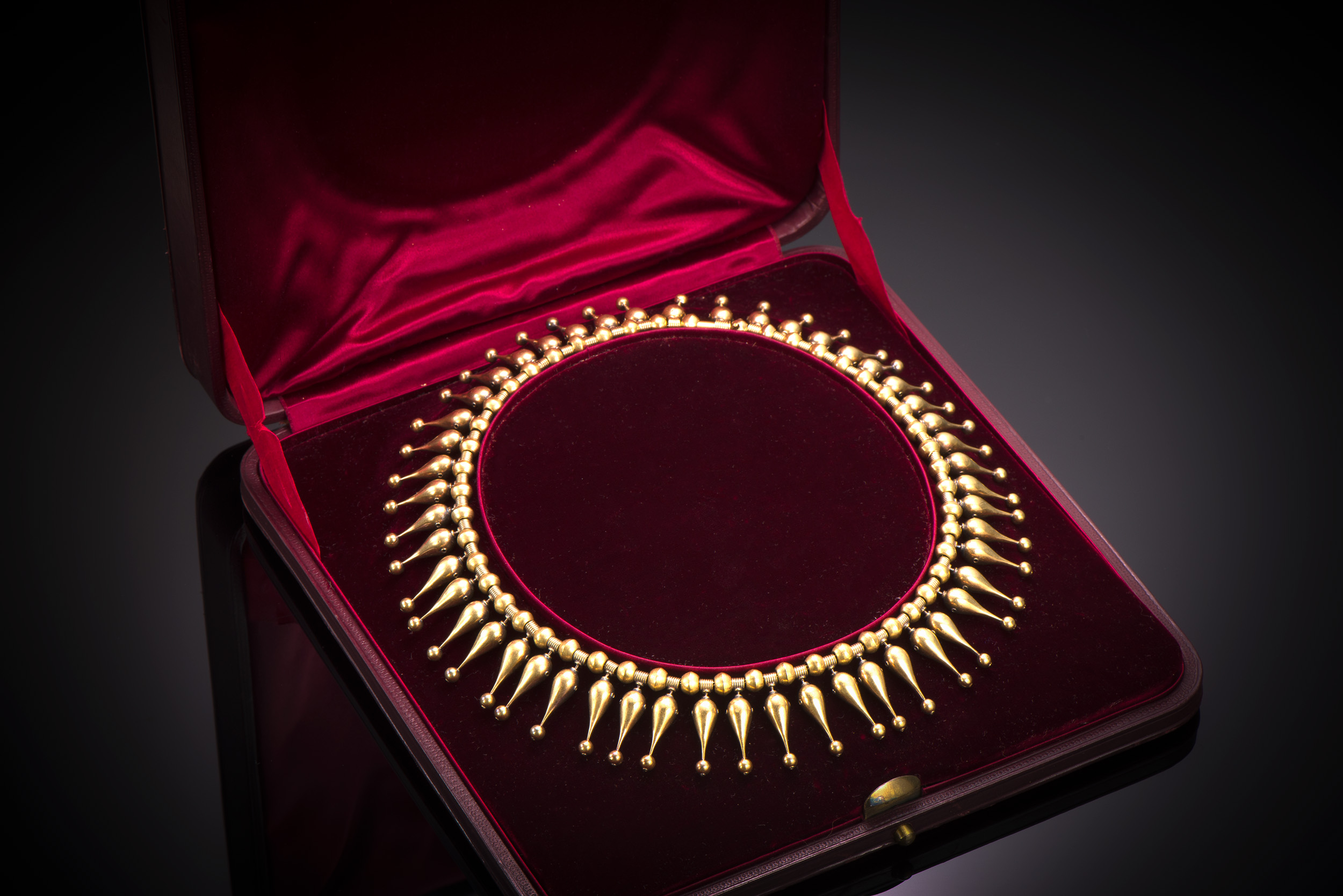 Maison Caillot et Peck: Important neo-Etruscan gold necklace in its case circa 1865-1