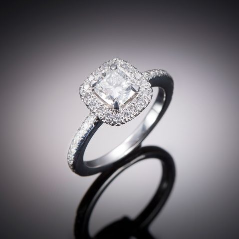 Diamond ring 0.90 carat including cushion diamond (GIA certificate – Exceptional white)