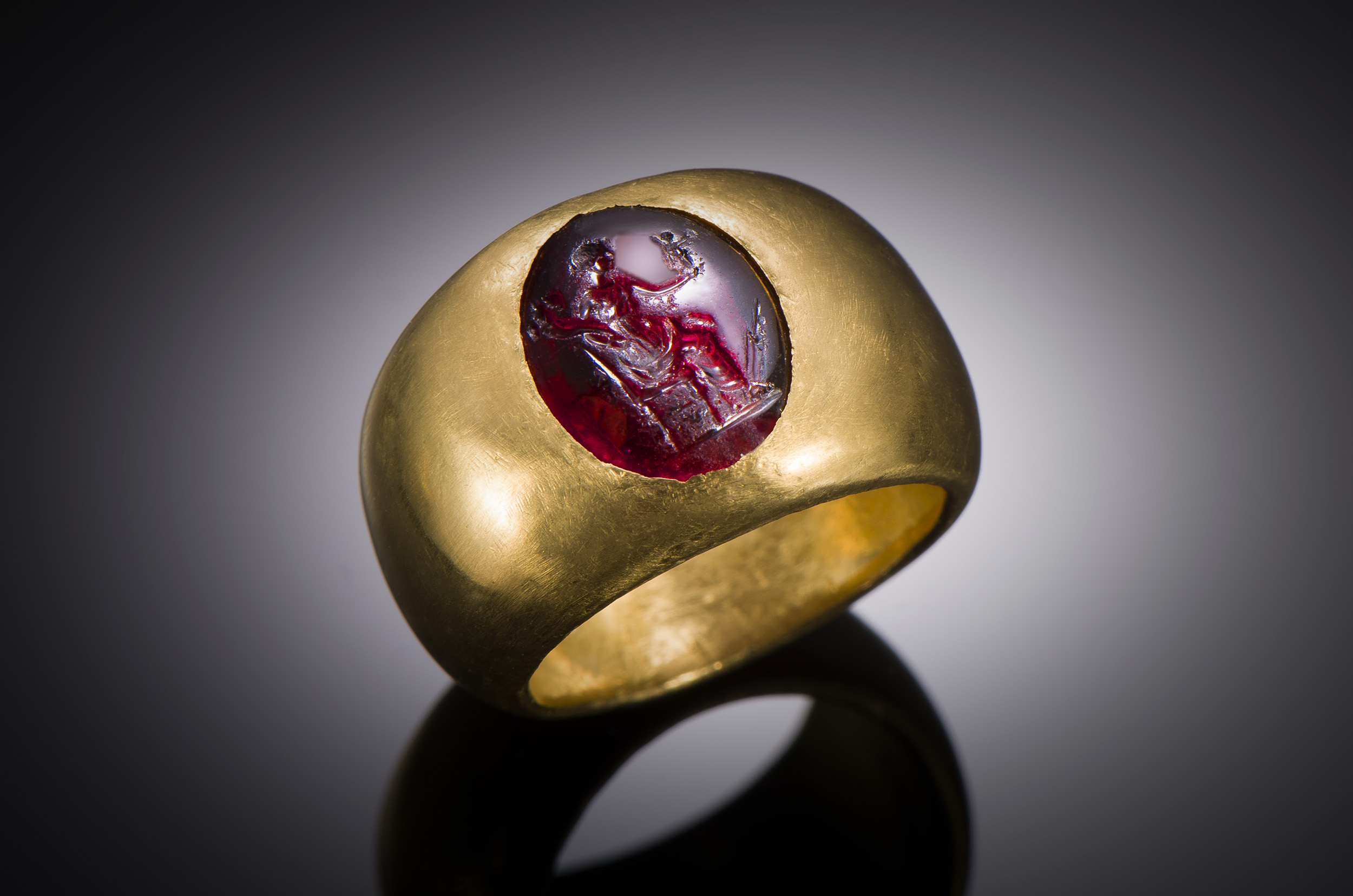 French Wièse 19th century ring with an antique Roman garnet intaglio representing Tyché Fortuna-1