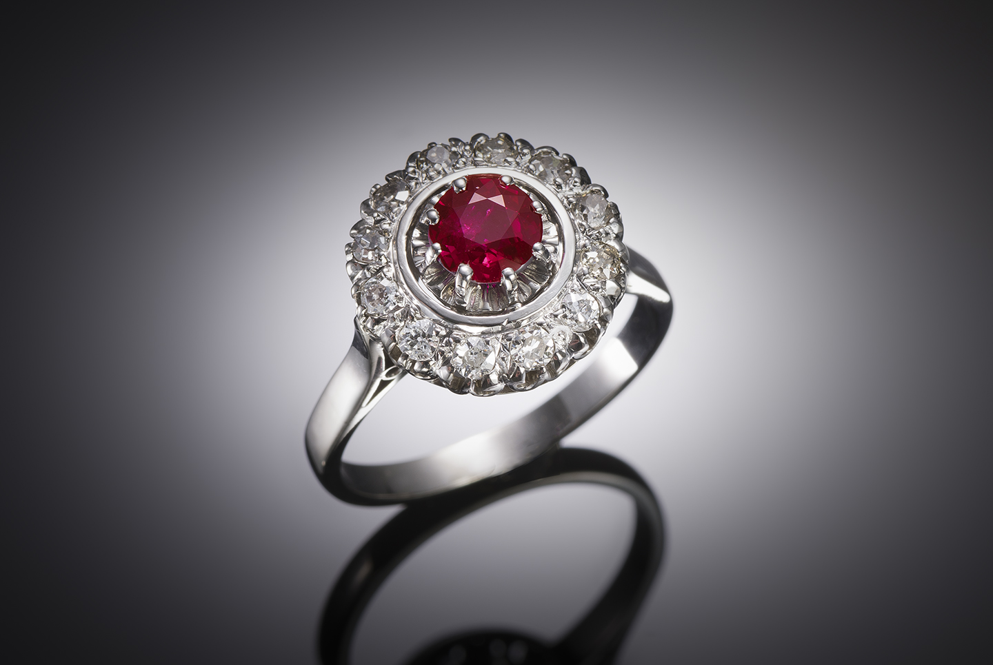 Bague Art déco rubis naturel rouge intense (certificat laboratoire) et diamants taille ancienne. Travail français vers 1935.-1