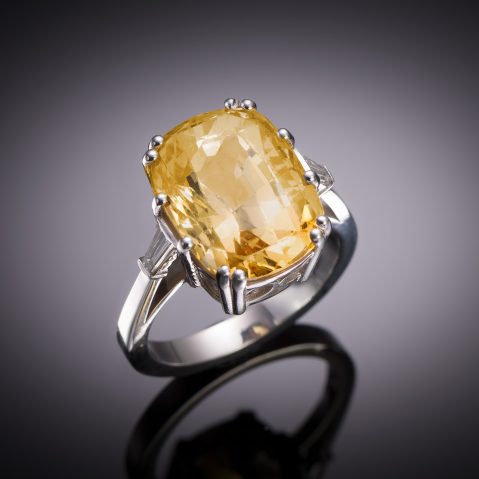 Bague saphir jaune non chauffé de 12,76 carats (certificat Laboratoire Français de Gemmologie) diamants trapèze