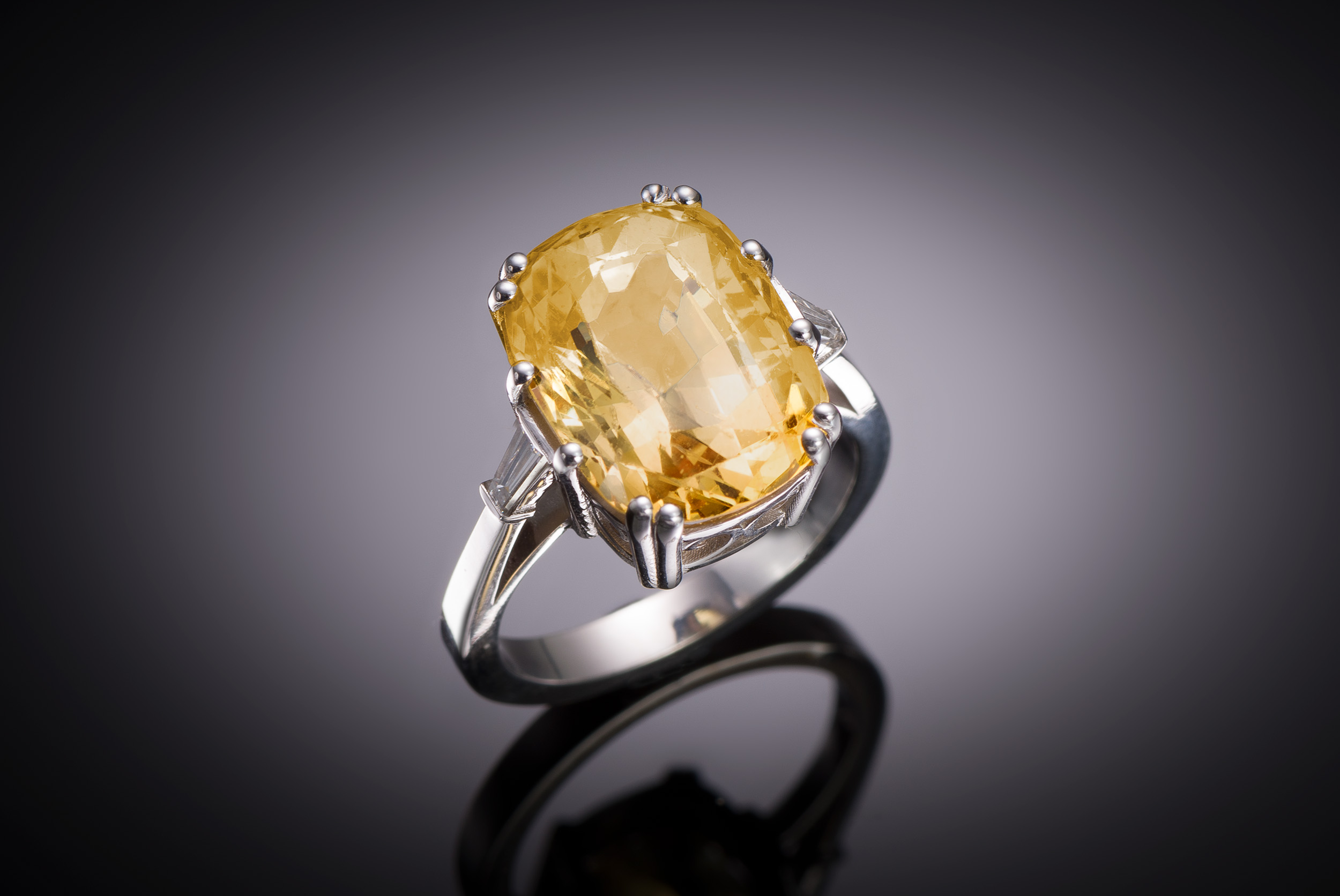 Bague saphir jaune non chauffé de 12,76 carats (certificat Laboratoire Français de Gemmologie) diamants trapèze-1