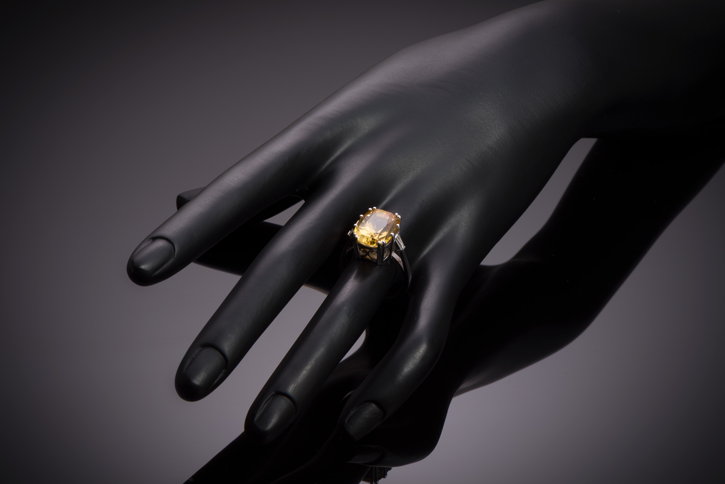 Bague saphir jaune non chauffé de 12,76 carats (certificat Laboratoire Français de Gemmologie) diamants trapèze-2