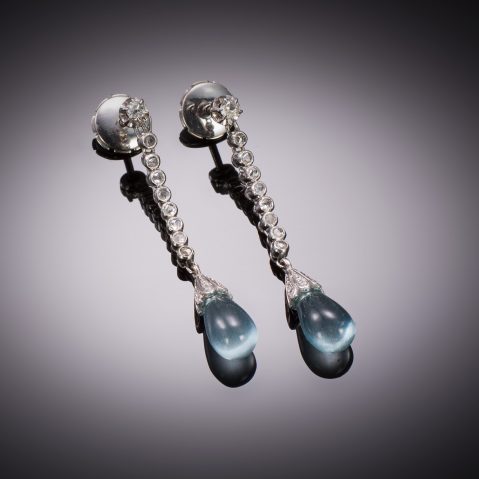 Pendants d’oreilles Art déco aigues-marines cabochons (5,20 carats) diamants en platine et or. Longueur 4 cm.