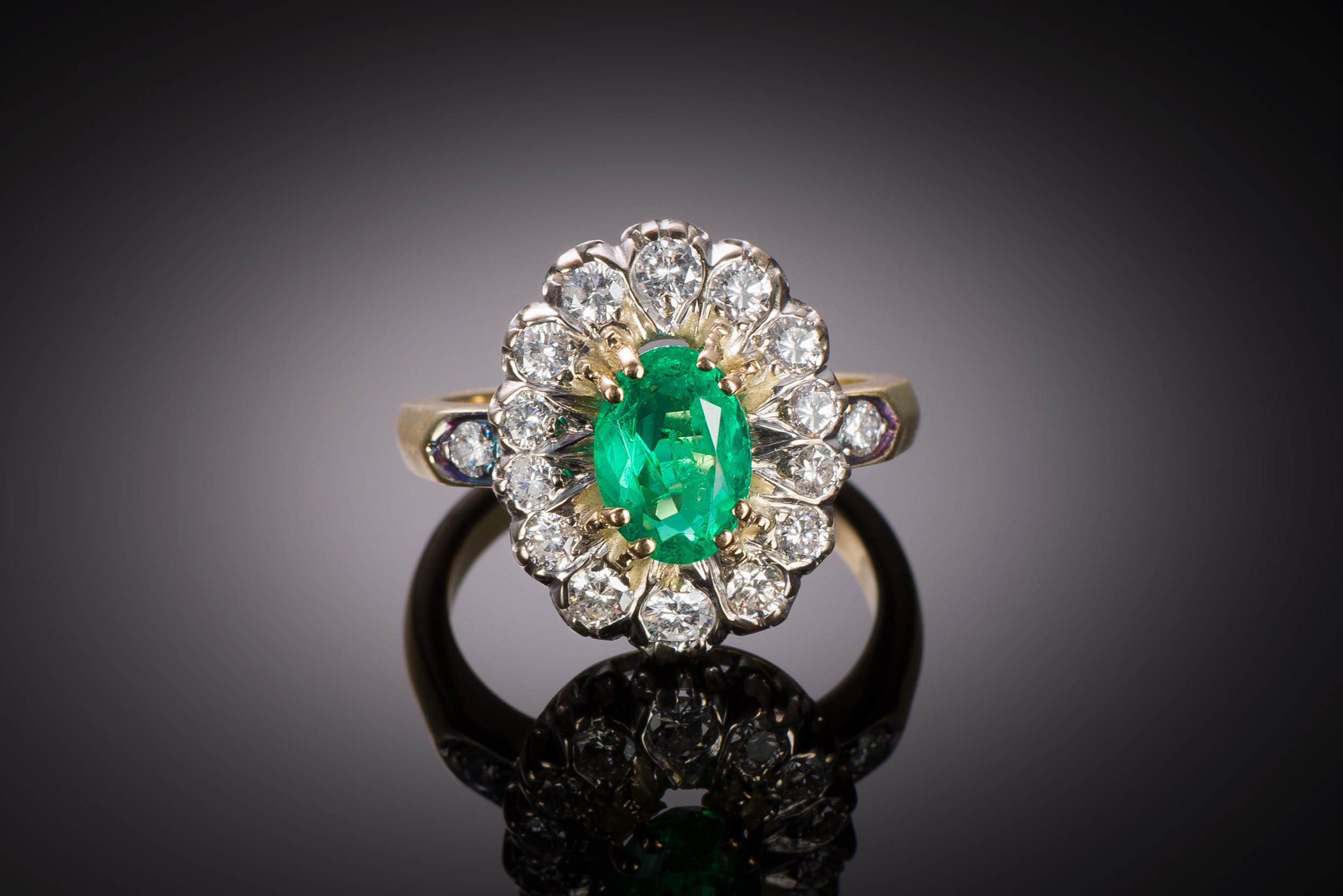 Bague émeraude de Colombie vert intense (certificat laboratoire) et diamants. Travail français.-1