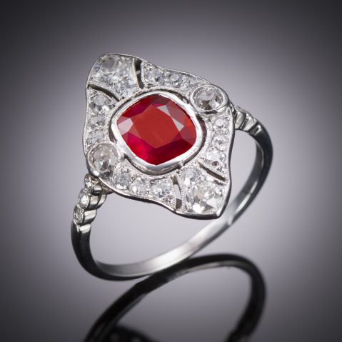 Bague Art déco rubis birman non chauffé rouge vif 1,38 carat (certificat Laboratoire Français de Gemmologie) diamants