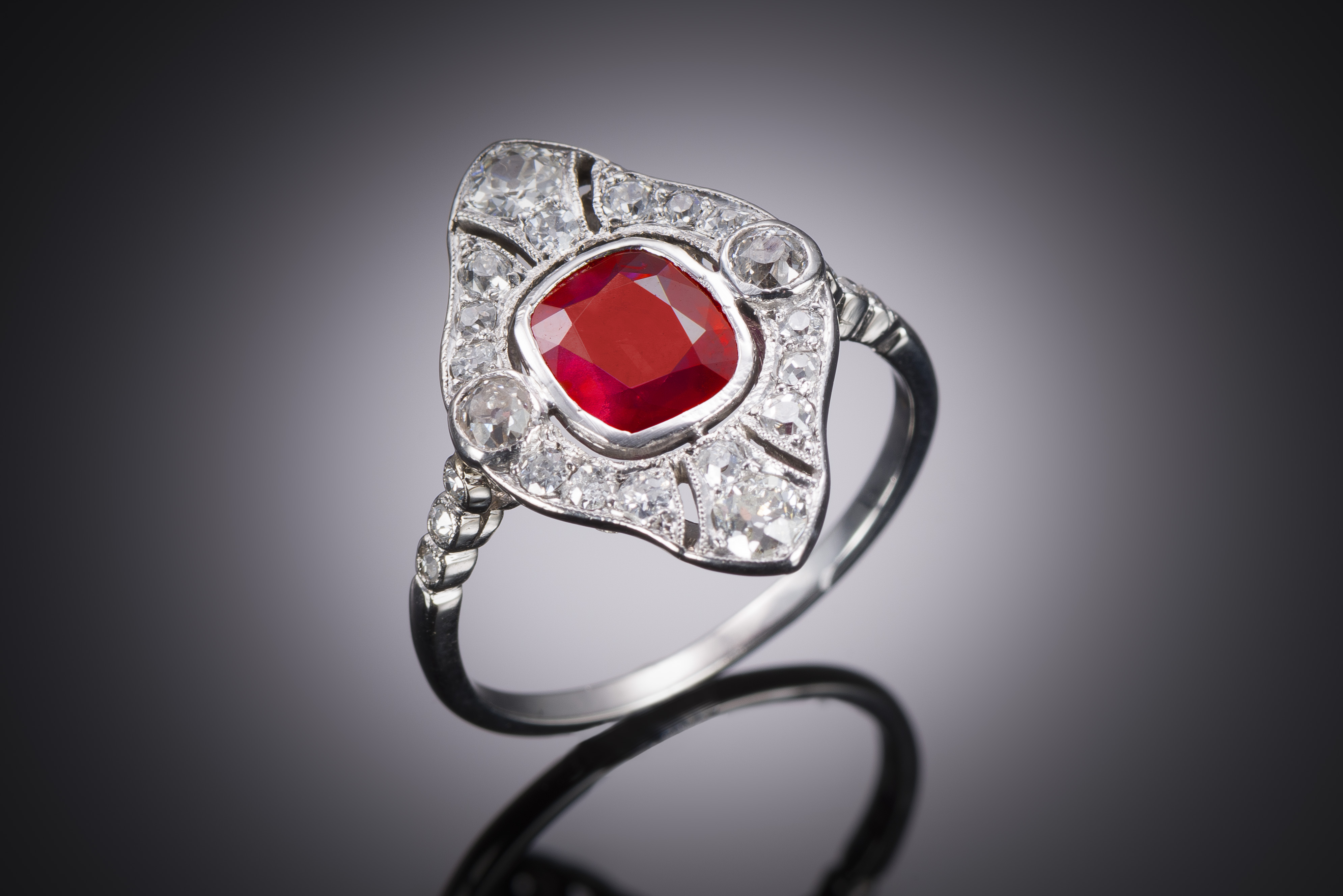 Bague Art déco rubis birman non chauffé rouge vif 1,38 carat (certificat Laboratoire Français de Gemmologie) diamants-1