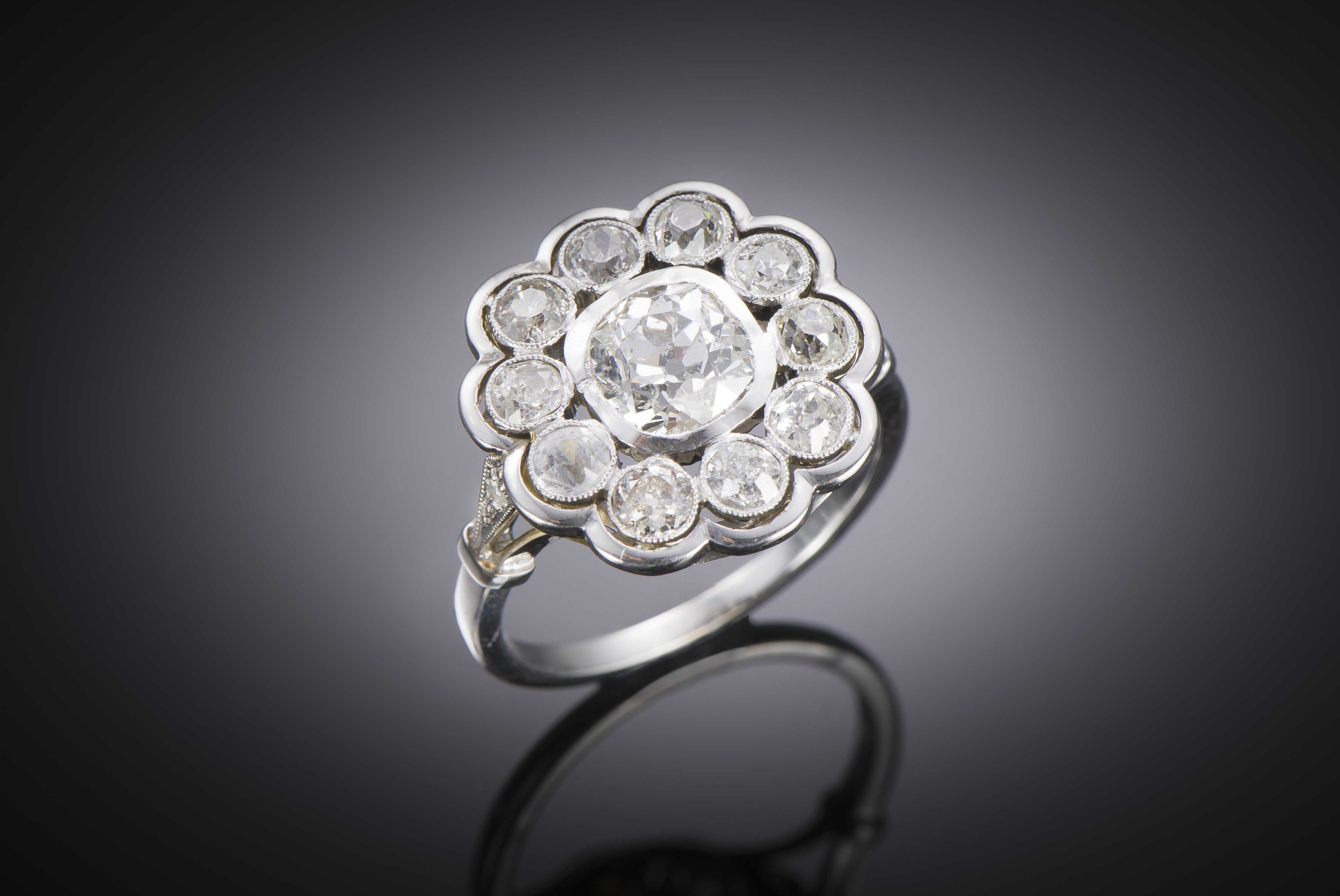 Bague diamants (2,60 carats, centre 1,60 carat) vers 1930-1