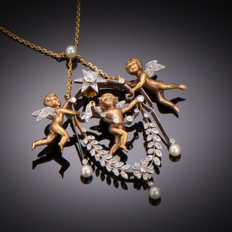 Pendentif ancien figurant trois angelots, diamants et perles (5 cm x 5,3 cm). Travail de la deuxième moitié du XIXe siècle.