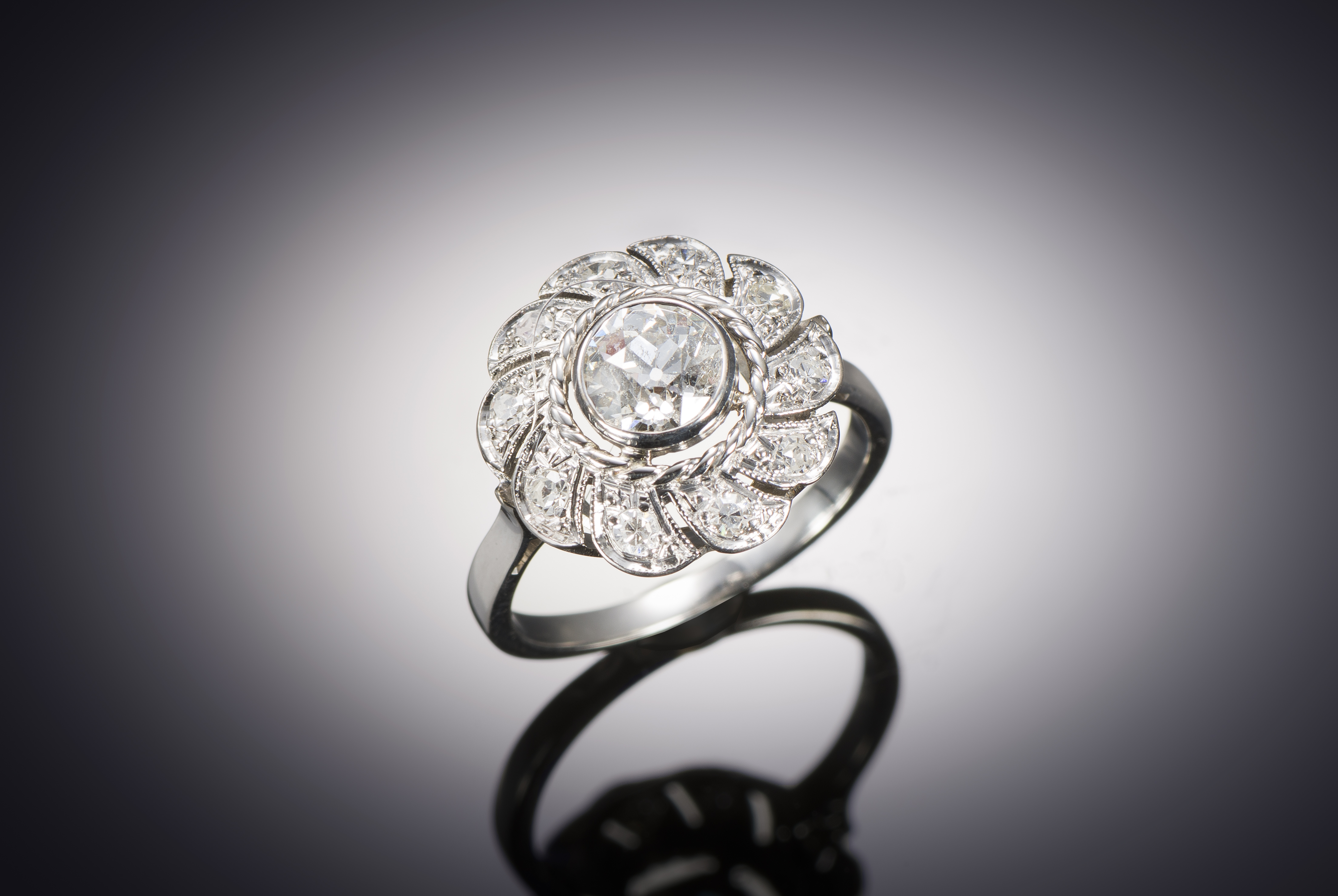 Bague Art déco diamants (1 carat). Travail français vers 1930.-1