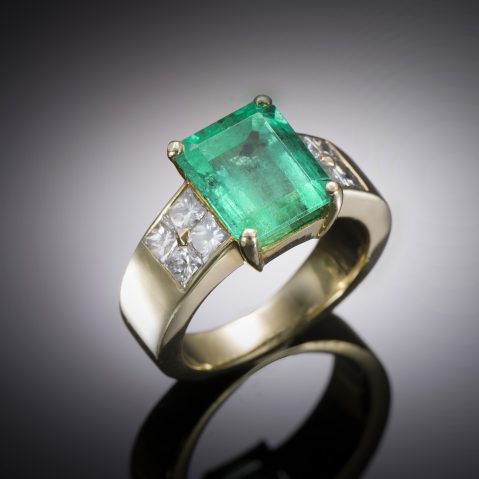 Bague émeraude Colombie de 4,26 carats (certificat laboratoire) diamants princesse. Travail français.