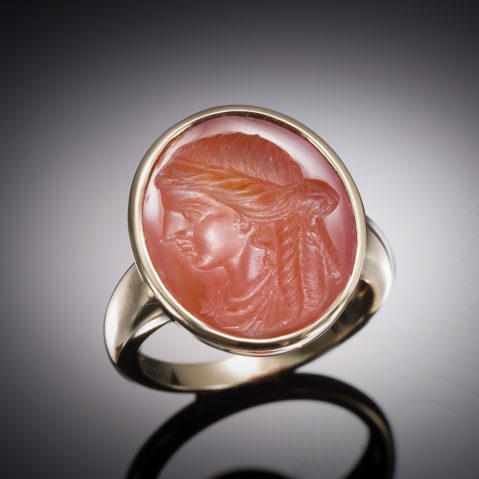 Bague ornée d’une intaille antique figurant un portrait féminin de profil (méditerranée orientale, IIe siècle après J.-C.) sur cornaline