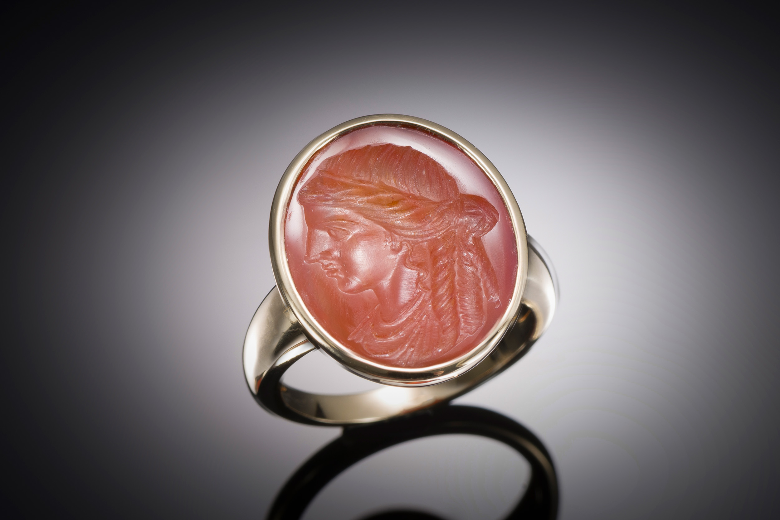 Bague ornée d’une intaille antique figurant un portrait féminin de profil (méditerranée orientale, IIe siècle après J.-C.) sur cornaline-1